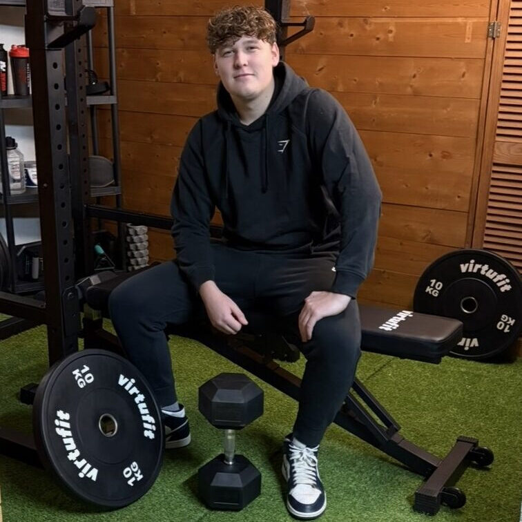 Mike Scheffer zit op bank